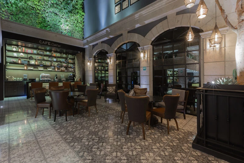 Mesas Y Sillas De Un Lobby