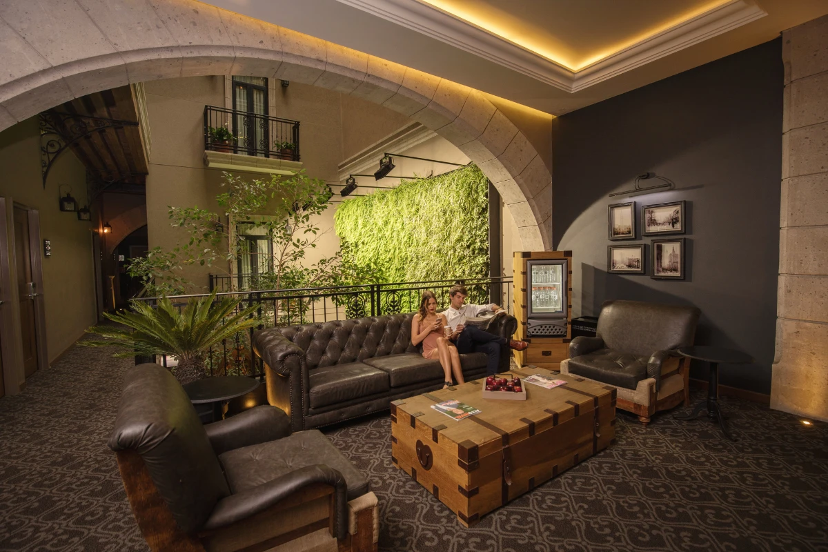 Pareja En Sofa Historico Central