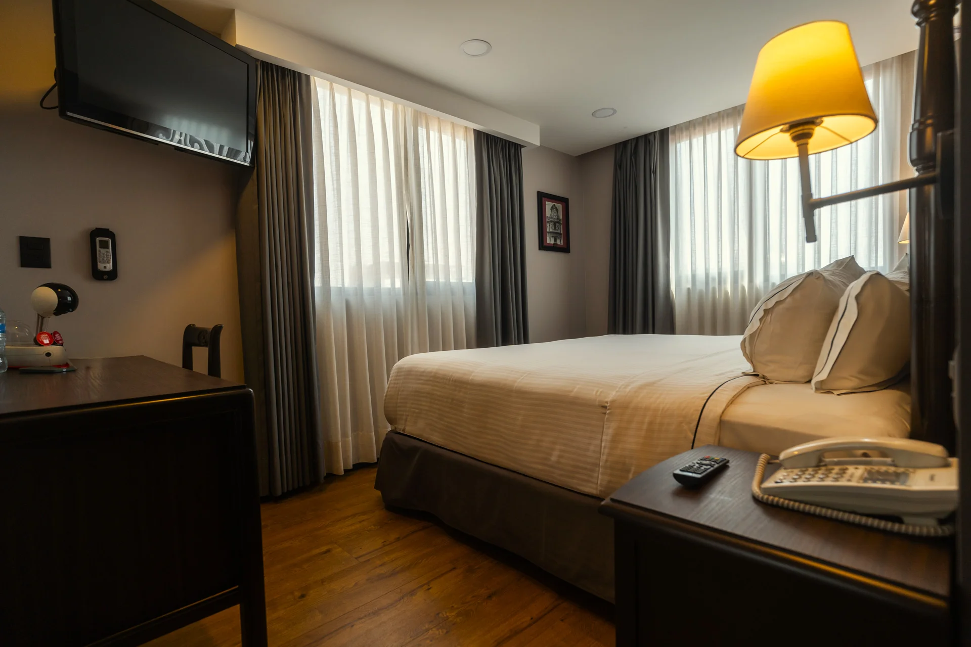 CC Habitación Deluxe Matrimonial Vista Escritorio TV Cafetera